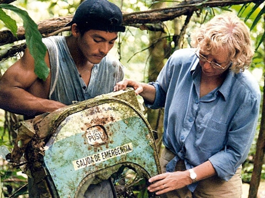Juliane Koepcke junto aos destroços do voo LANSA 508 em 1998
