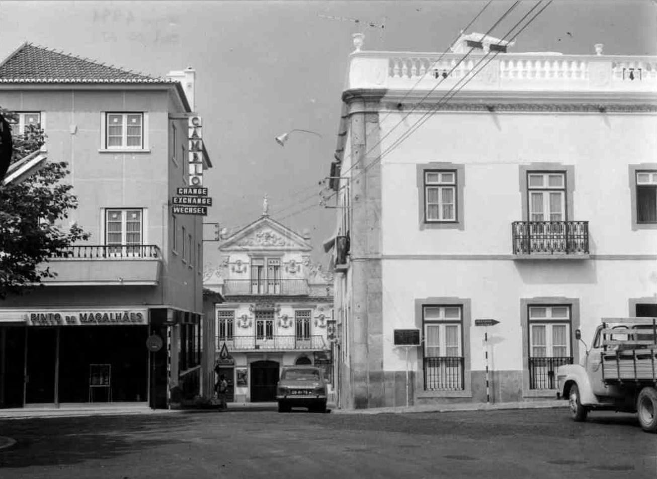 Esquerda: Jogo da Bola, Banco Pinto de Magalhães (antes da Casa das Cavacas) e Casino em frente, década de 1950. Direita: Hoje, Abril de 2025