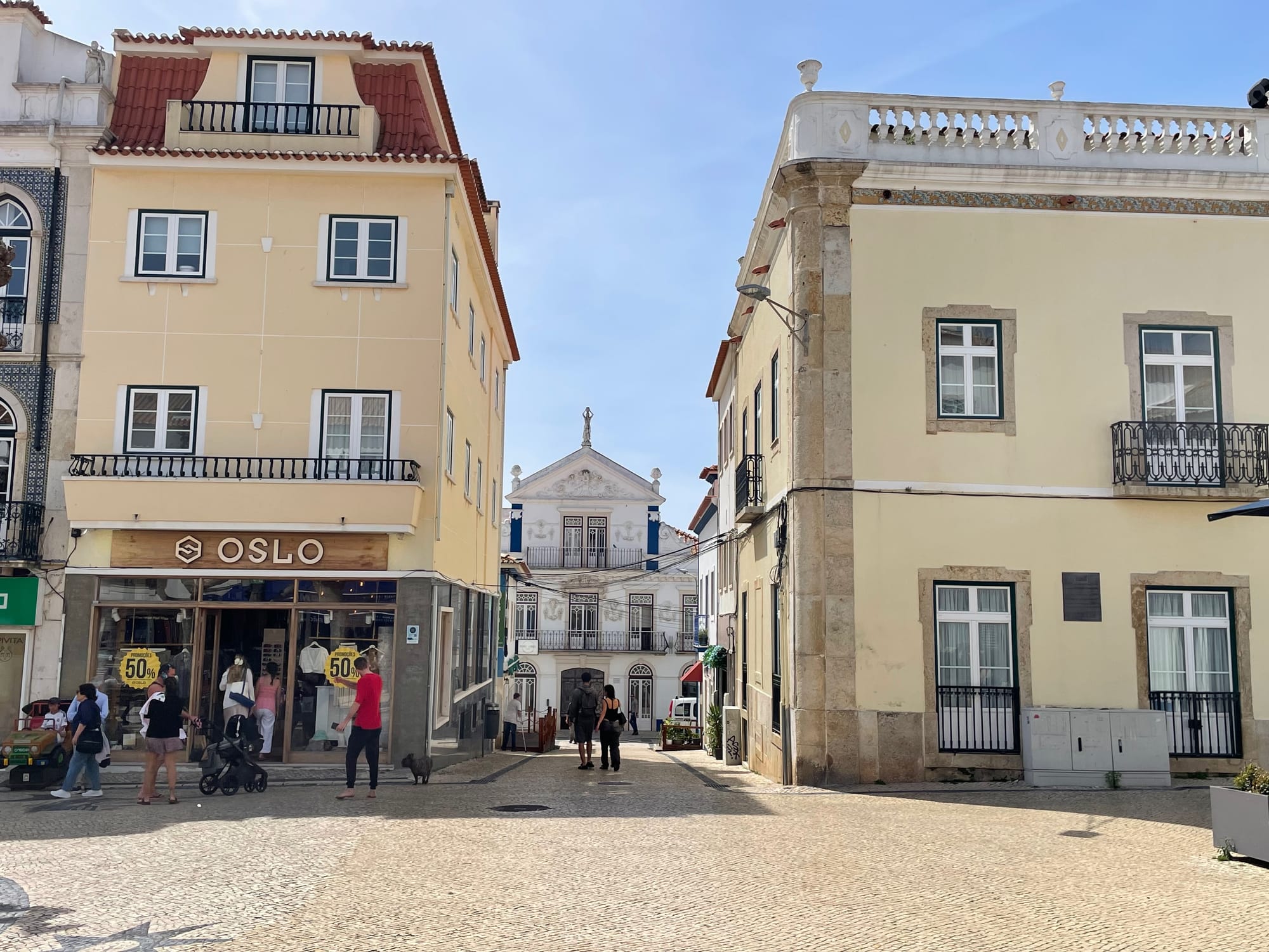 Esquerda: Jogo da Bola, Banco Pinto de Magalhães (antes da Casa das Cavacas) e Casino em frente, década de 1950. Direita: Hoje, Abril de 2025
