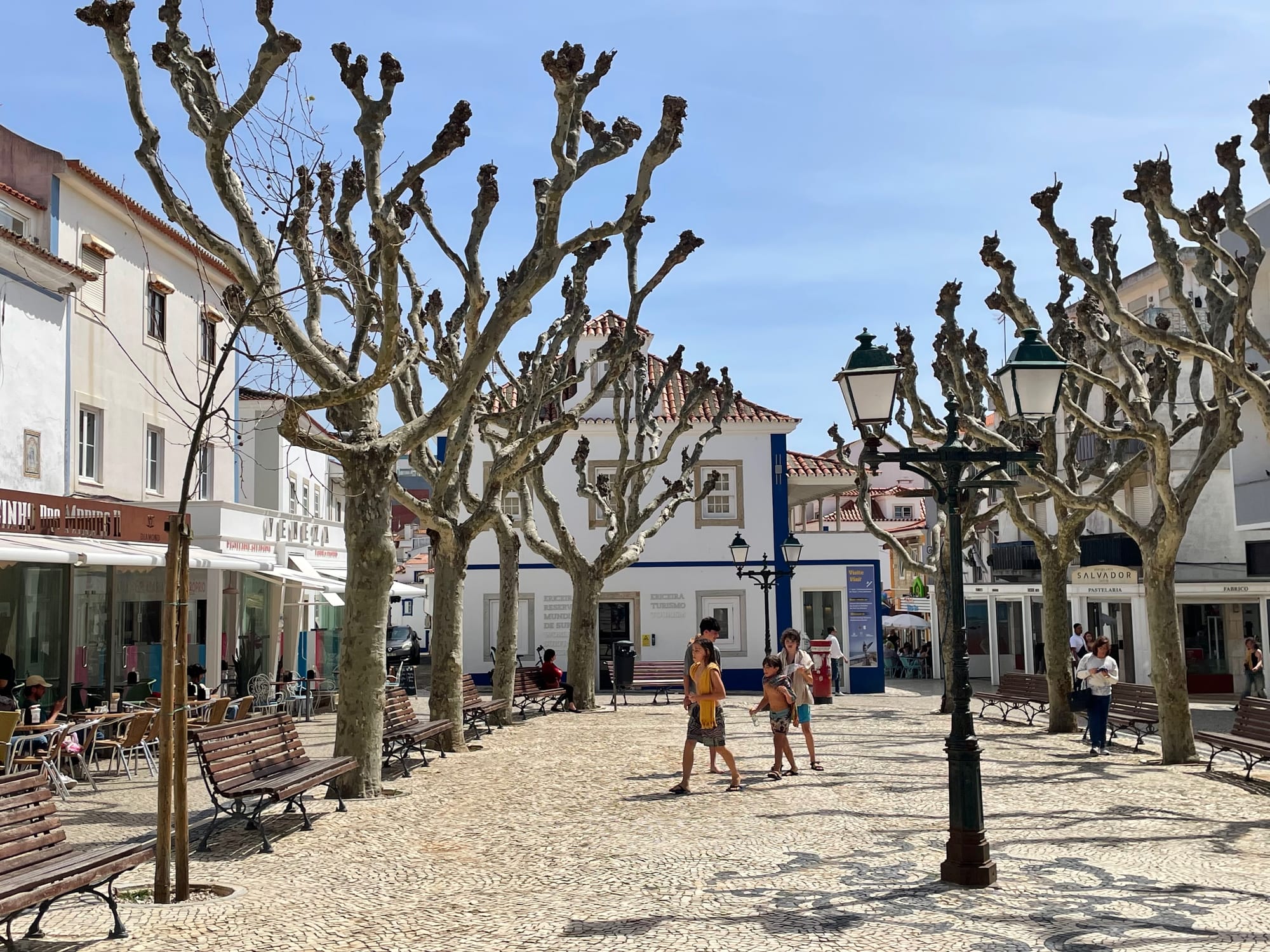 Praça da República, Jogo da Bola. À esquerda na década de 1940, 1950 e à direita, Abril de 2025