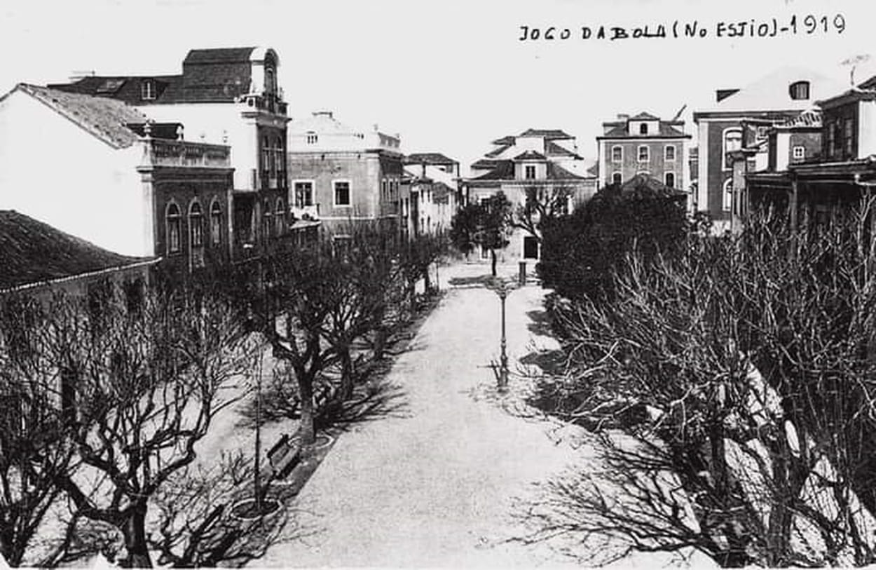 Jogo da Bola, Praça da República, visto de cima. À esquerda em 1919, à direita em Abril de 2025
