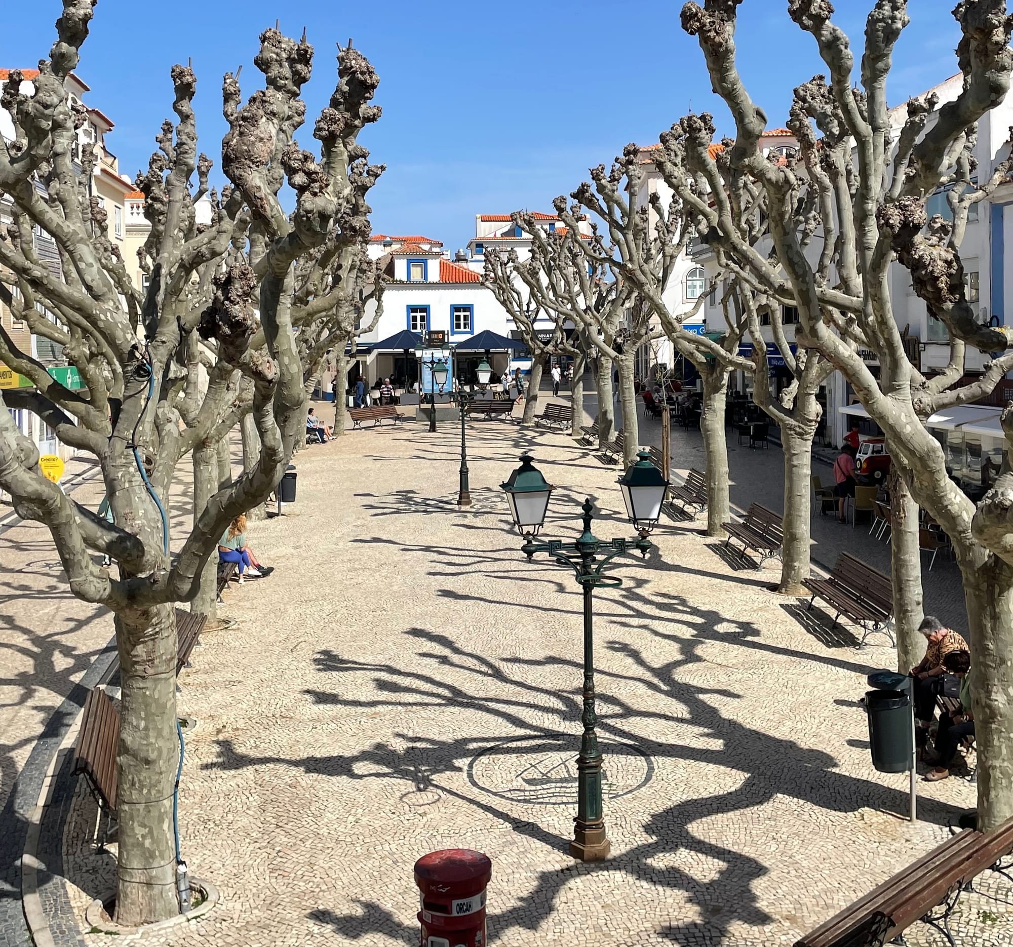Jogo da Bola, Praça da República, visto de cima. À esquerda em 1919, à direita em Abril de 2025