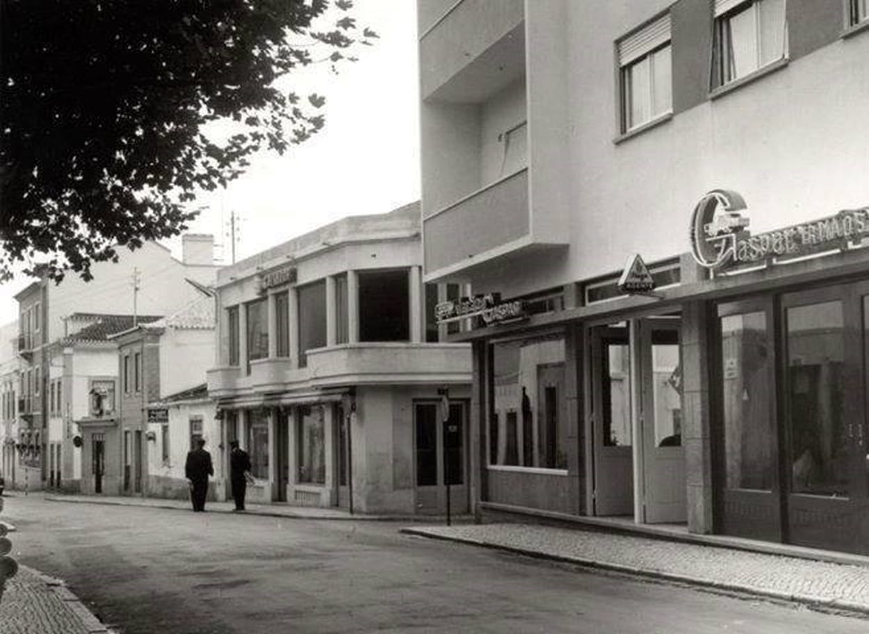 Esquerda: Sede da empresa familiar de autocarros Gaspar Irmãos, Lda, no Largo do Jogo a Bola, década de 1960. Direita: Hoje, Abril de 2025