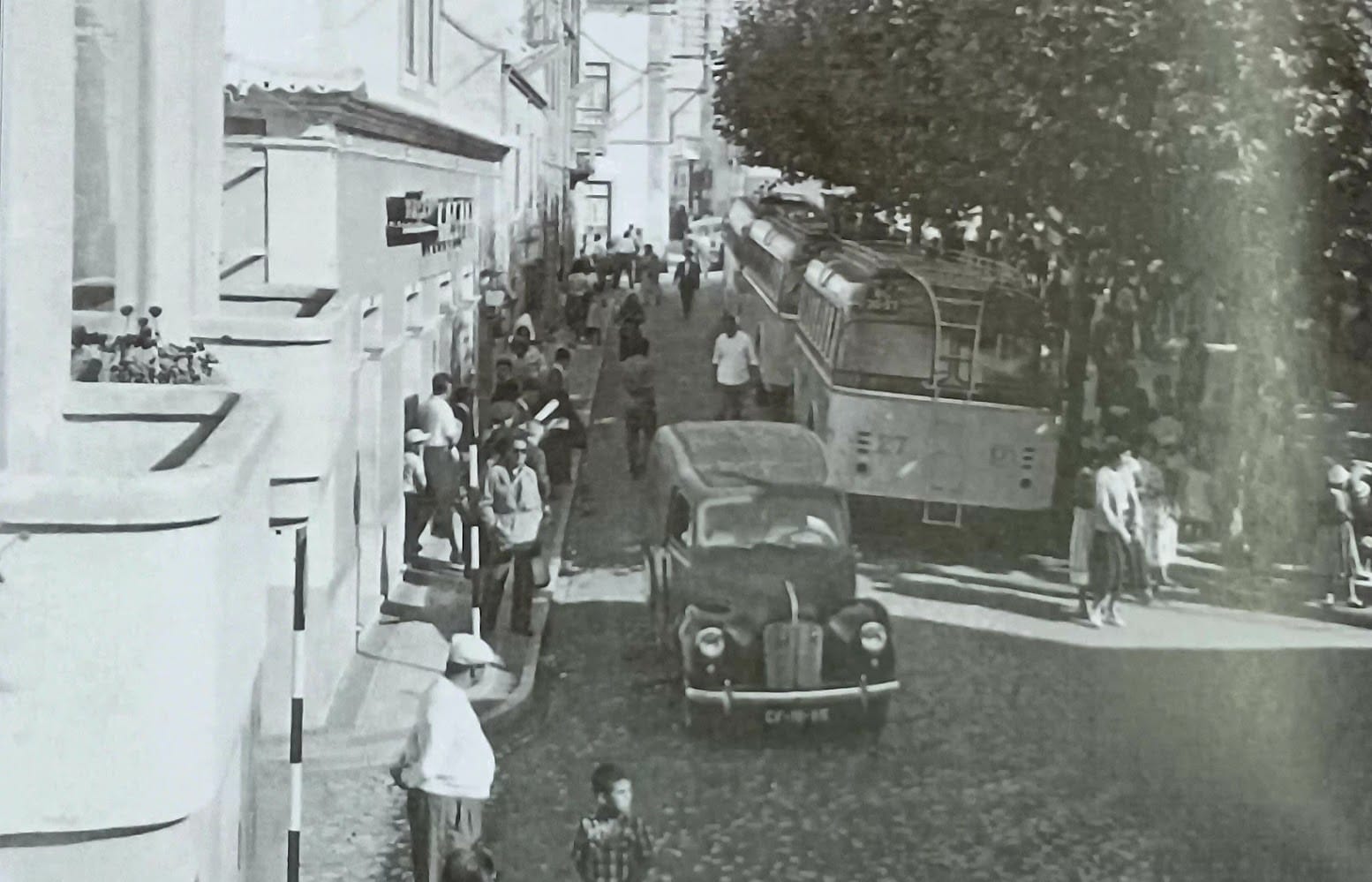 Esquerda: Chegada do camion (década de 1920). Centro: Chegada do autocarro (década de 1950). Direita: Abril de 2025