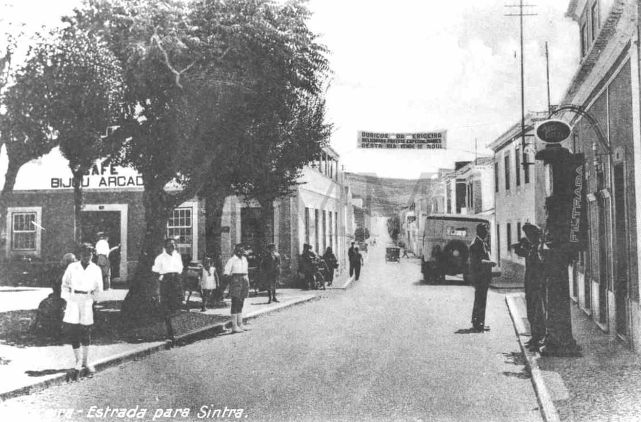 Jogo da bola, estrada para Sintra. À esquerda década de 1940, 1950. À direita, Abril de 2025