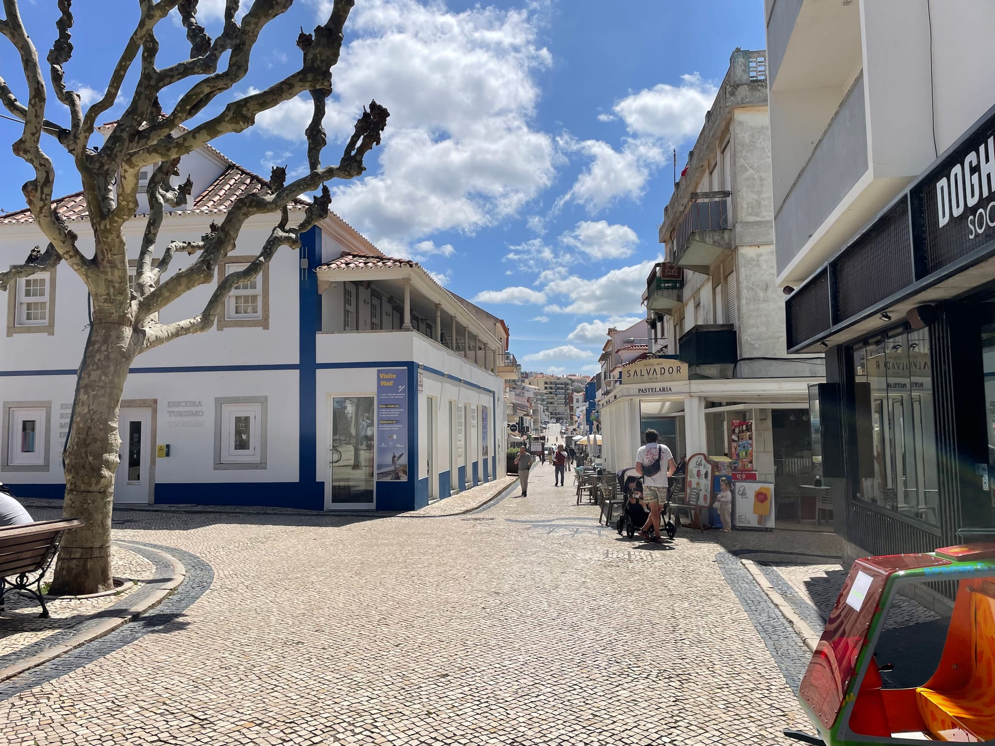 Jogo da bola, estrada para Sintra. À esquerda década de 1940, 1950. À direita, Abril de 2025