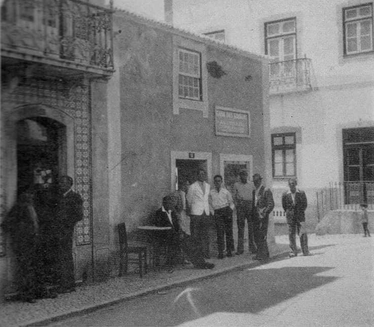 Esquerda: Casa das Cavacas, fabricava pastelaria caseira, sucedeu a um banco. Década de 1950. Direita: Loja de roupa, Abril de 2025