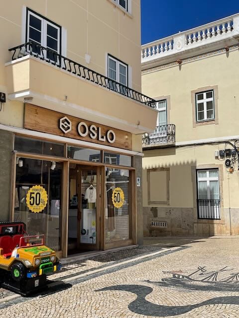 Esquerda: Casa das Cavacas, fabricava pastelaria caseira, sucedeu a um banco. Década de 1950. Direita: Loja de roupa, Abril de 2025