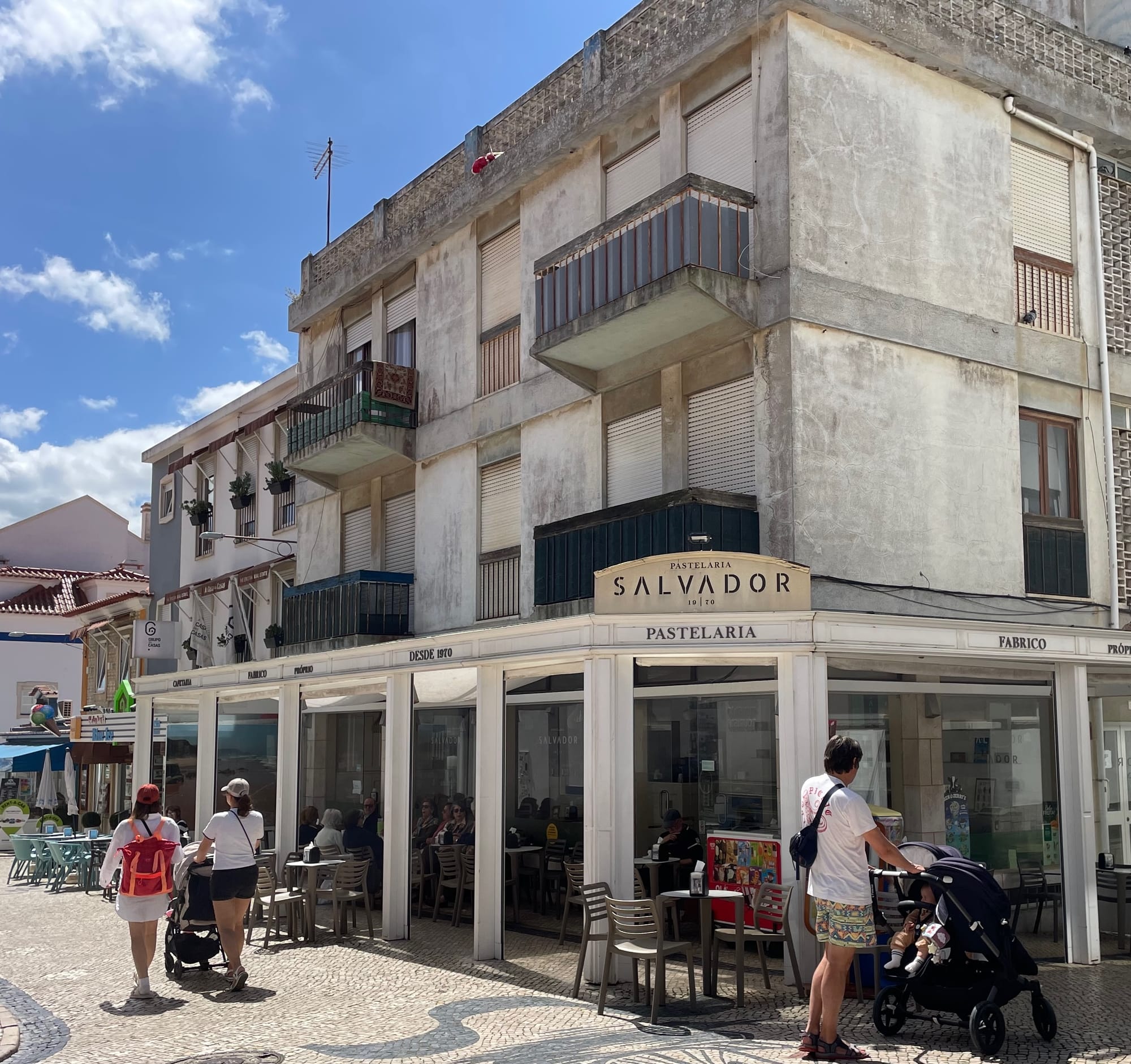 Café Salvador na década de 1940, e o café Salvador hoje, abril de 2025. Mantém-se o nome mas com outra gerência
