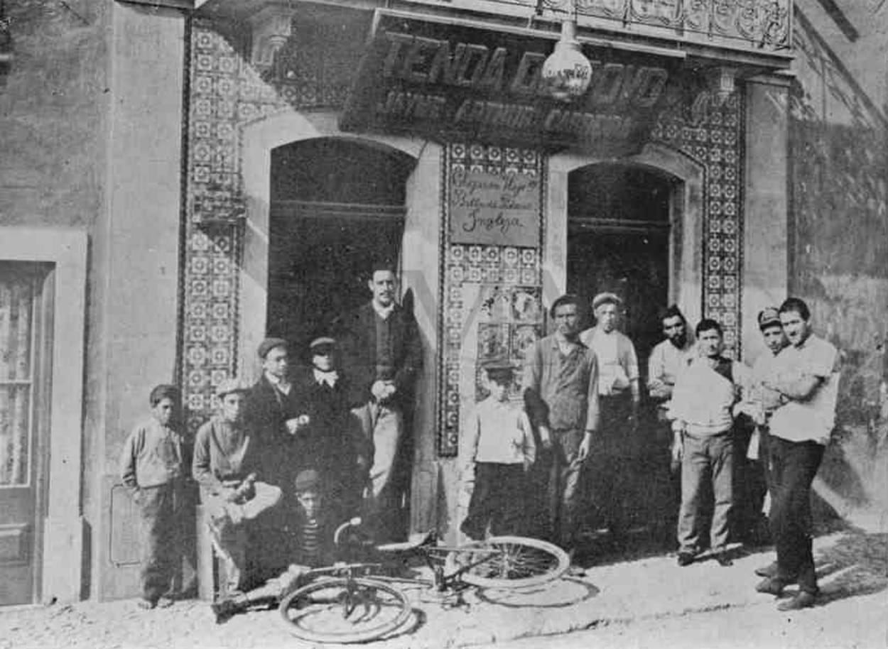 Esquerda: Tendo do Povo, ao lado da Casa das Cavacas, foto de 1940/1950. Direita: Farmácia, hoje, abril 2025