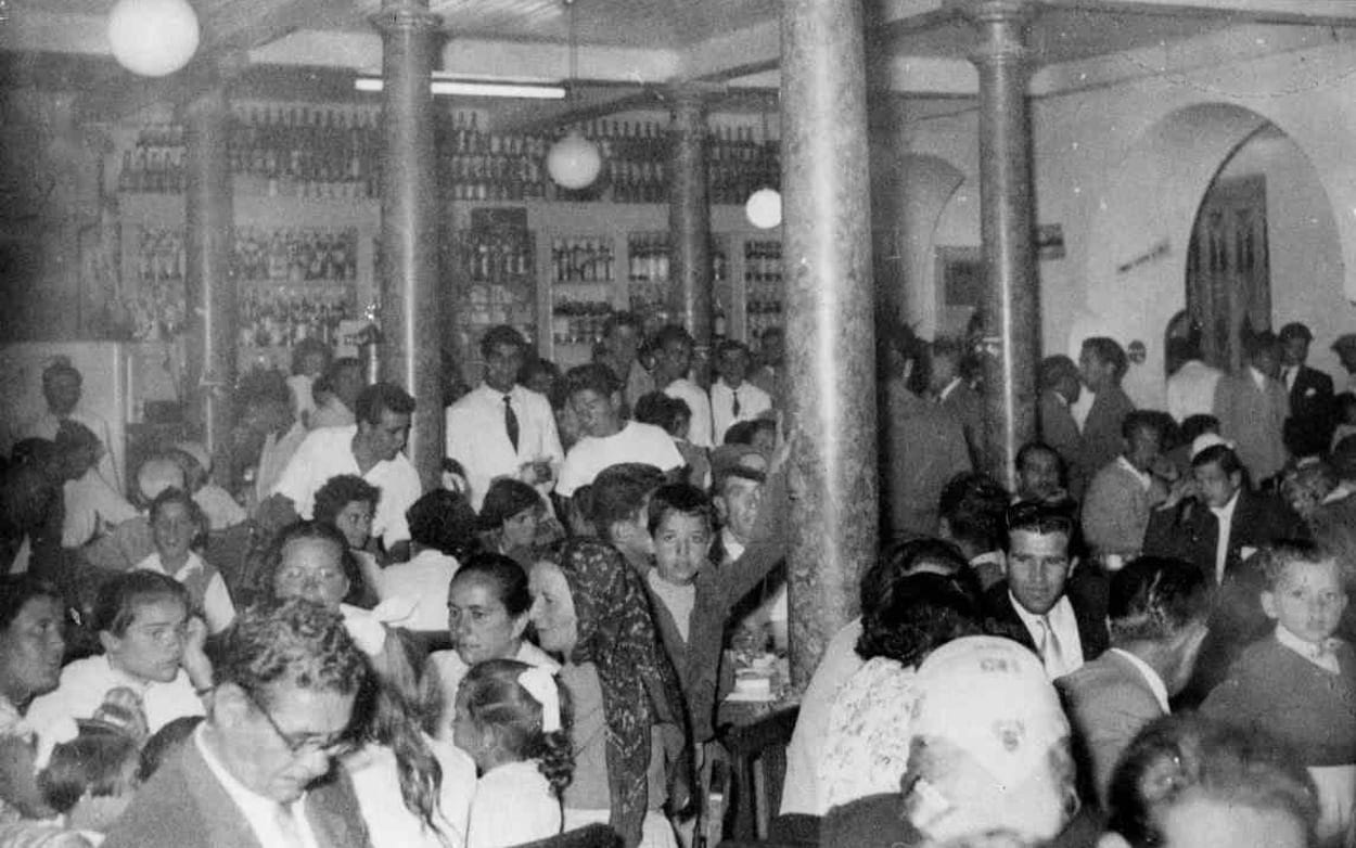 Esq-Direita: Café Biju Arcada, do lado direito da fotografia pode-se ver a bomba de gasolina que existia no Jogo da Bola; Café Biju Arcada interior cheio; Prespectiva desde a entrada; Prespectiva desde o bar