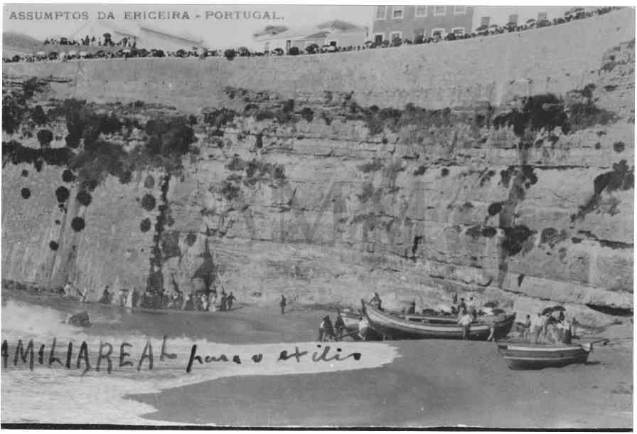 Esquerda: 5 de Outubro de 1910, familia real na Praia dos Pescadores momentos antes de embarcar. Direita: Primavera, Praia dos Pescadores, Dia de calor, 8 de Abril de 2025