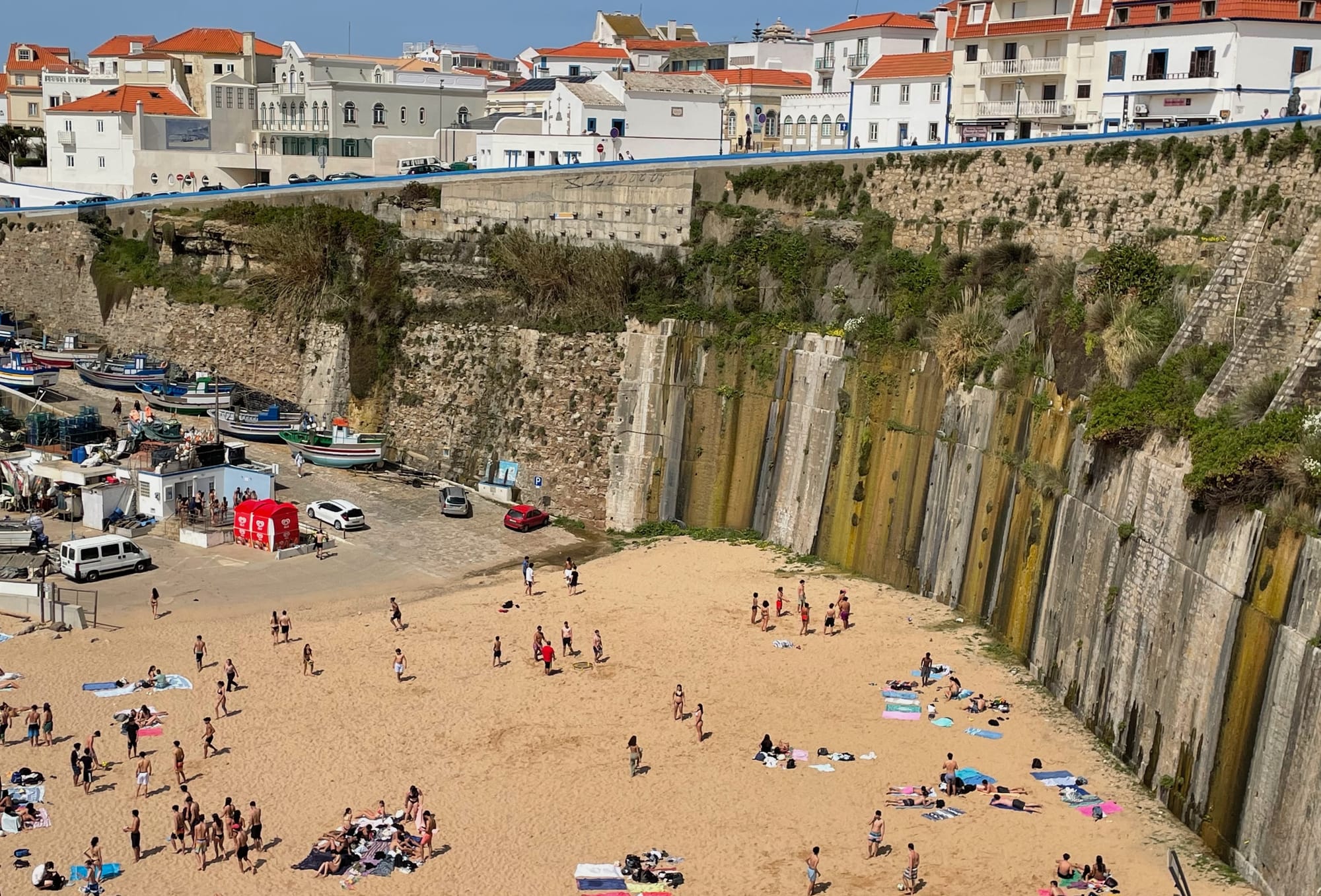 Esquerda: 5 de Outubro de 1910, familia real na Praia dos Pescadores momentos antes de embarcar. Direita: Primavera, Praia dos Pescadores, Dia de calor, 8 de Abril de 2025