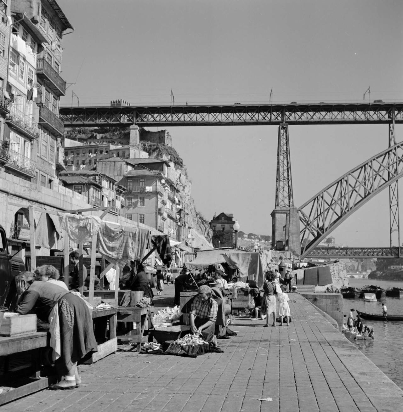 Esq->Dta. Autor desconhecido, Foto de Bernardo Pires e foto de Artur Pastor