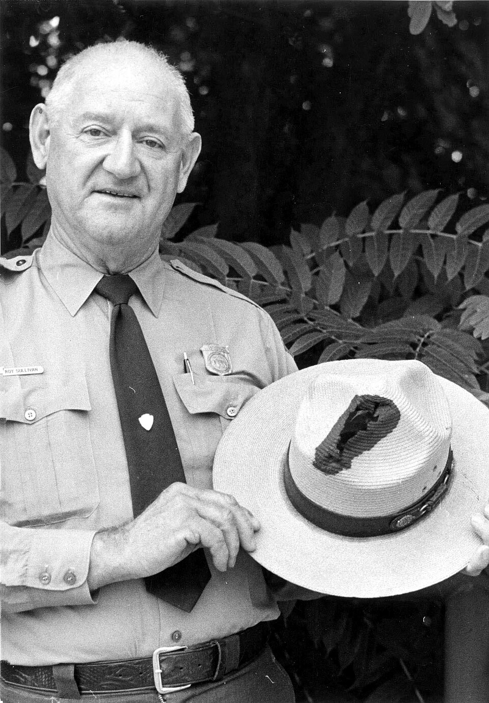Roy Sullivan com um chapéu queimado por um relâmpago