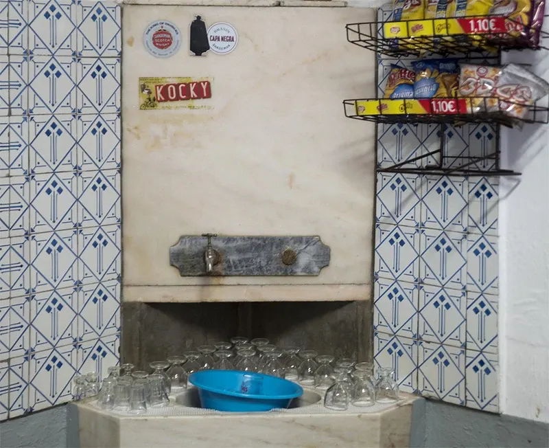 Café de azulejos na parede onde, durante, 40 anos, Maria Eugénia, serviu bifanas
