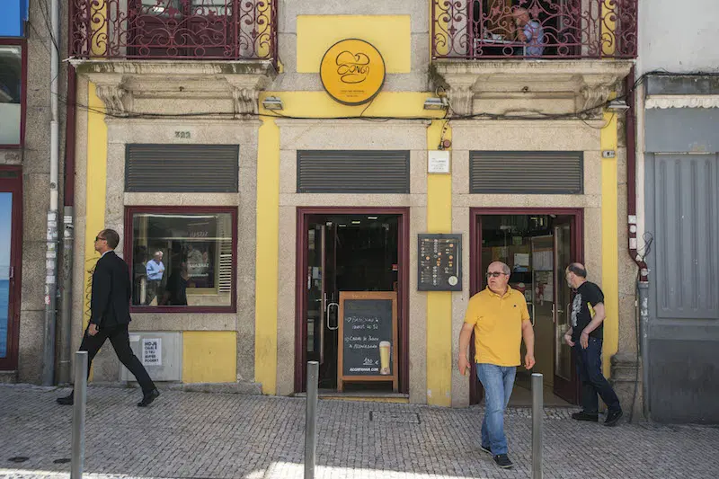 (Esq-Direita: Restaurante Conga - Casa das Bifanas, Porto; Sérgio Oliveira, filho do fundador do Restaurante Conga a servir as "bifanas à moda do Porto"; As "bifanas à moda do Porto" fazem-se no tacho)