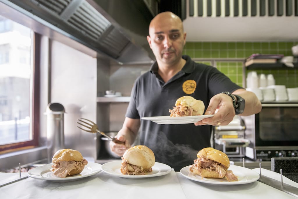 (Esq-Direita: Restaurante Conga - Casa das Bifanas, Porto; Sérgio Oliveira, filho do fundador do Restaurante Conga a servir as "bifanas à moda do Porto"; As "bifanas à moda do Porto" fazem-se no tacho)
