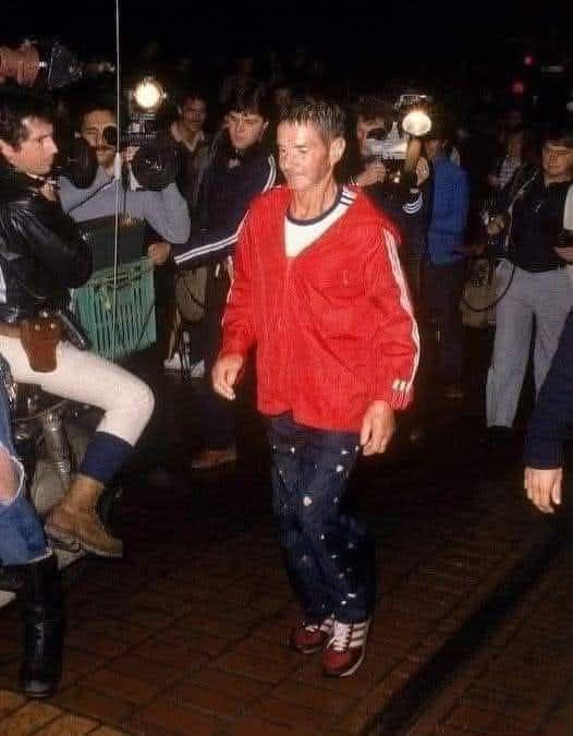 Cliff Young chegando a Melbourne. Fez buracos nas suas calças impermeáveis para ventilação.